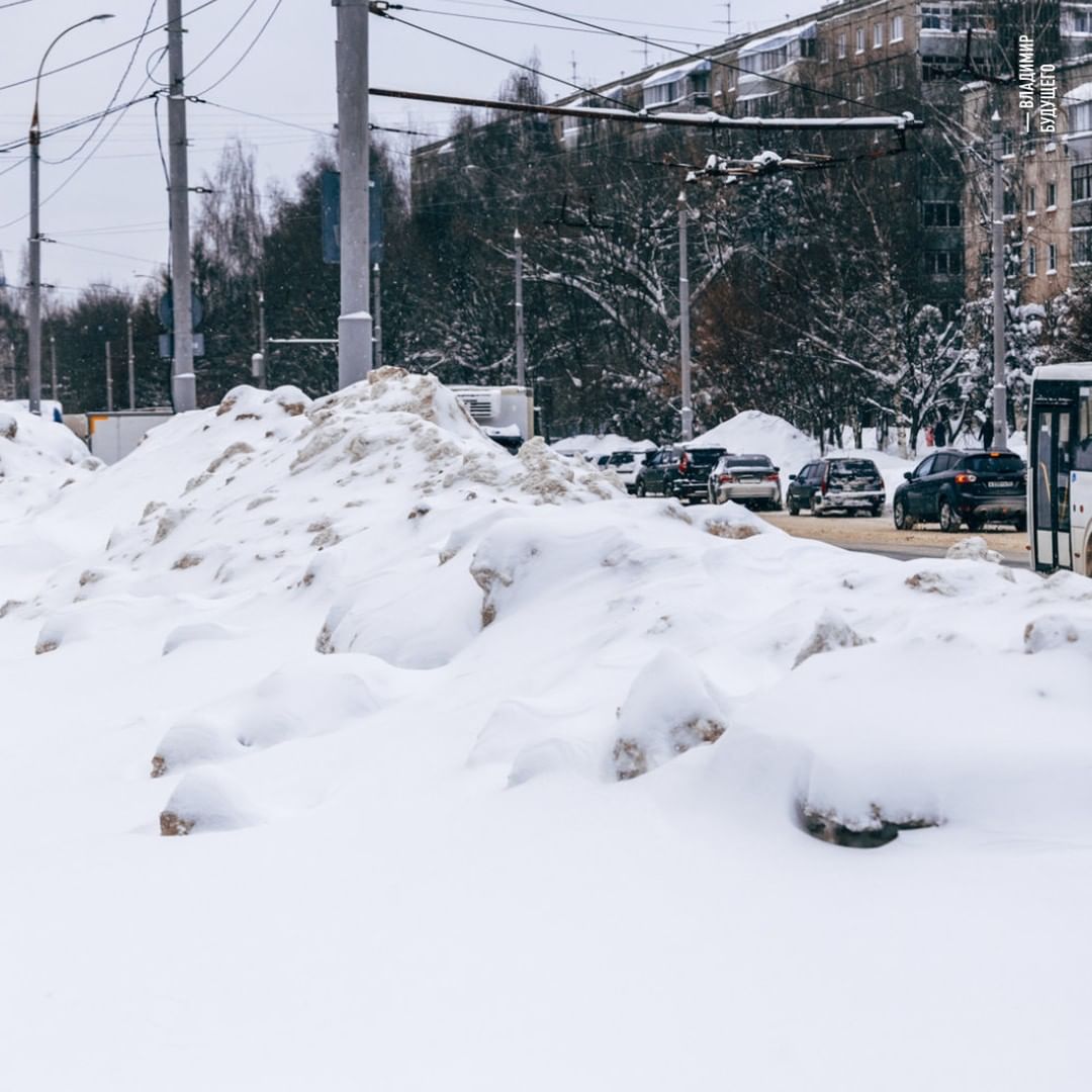 Уже несколько дней, как город охватила настоящая снежная стихия. Большинство жалуется, что из-за километровых сугробов им сложно добираться до работы и магазина, гулять с собакой. Кто-то ищет в этом только негатив, а кто-то с кайфом наслаждается зимней сказкой.