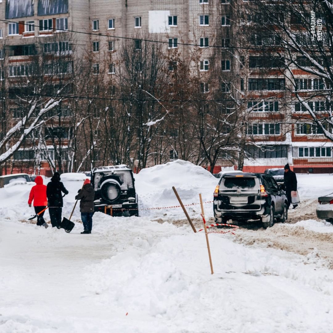 Уже несколько дней, как город охватила настоящая снежная стихия. Большинство жалуется, что из-за километровых сугробов им сложно добираться до работы и магазина, гулять с собакой. Кто-то ищет в этом только негатив, а кто-то с кайфом наслаждается зимней сказкой.
