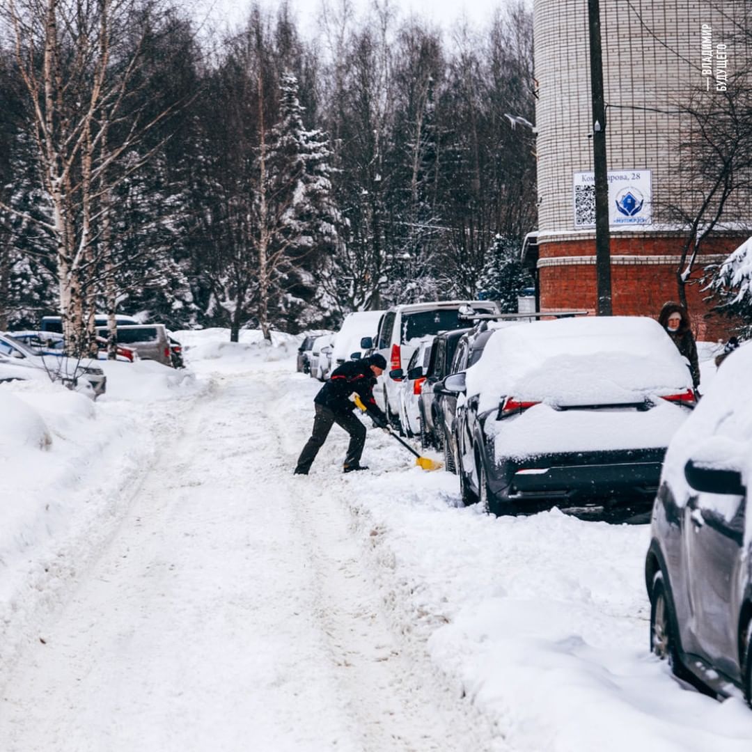 Уже несколько дней, как город охватила настоящая снежная стихия. Большинство жалуется, что из-за километровых сугробов им сложно добираться до работы и магазина, гулять с собакой. Кто-то ищет в этом только негатив, а кто-то с кайфом наслаждается зимней сказкой.