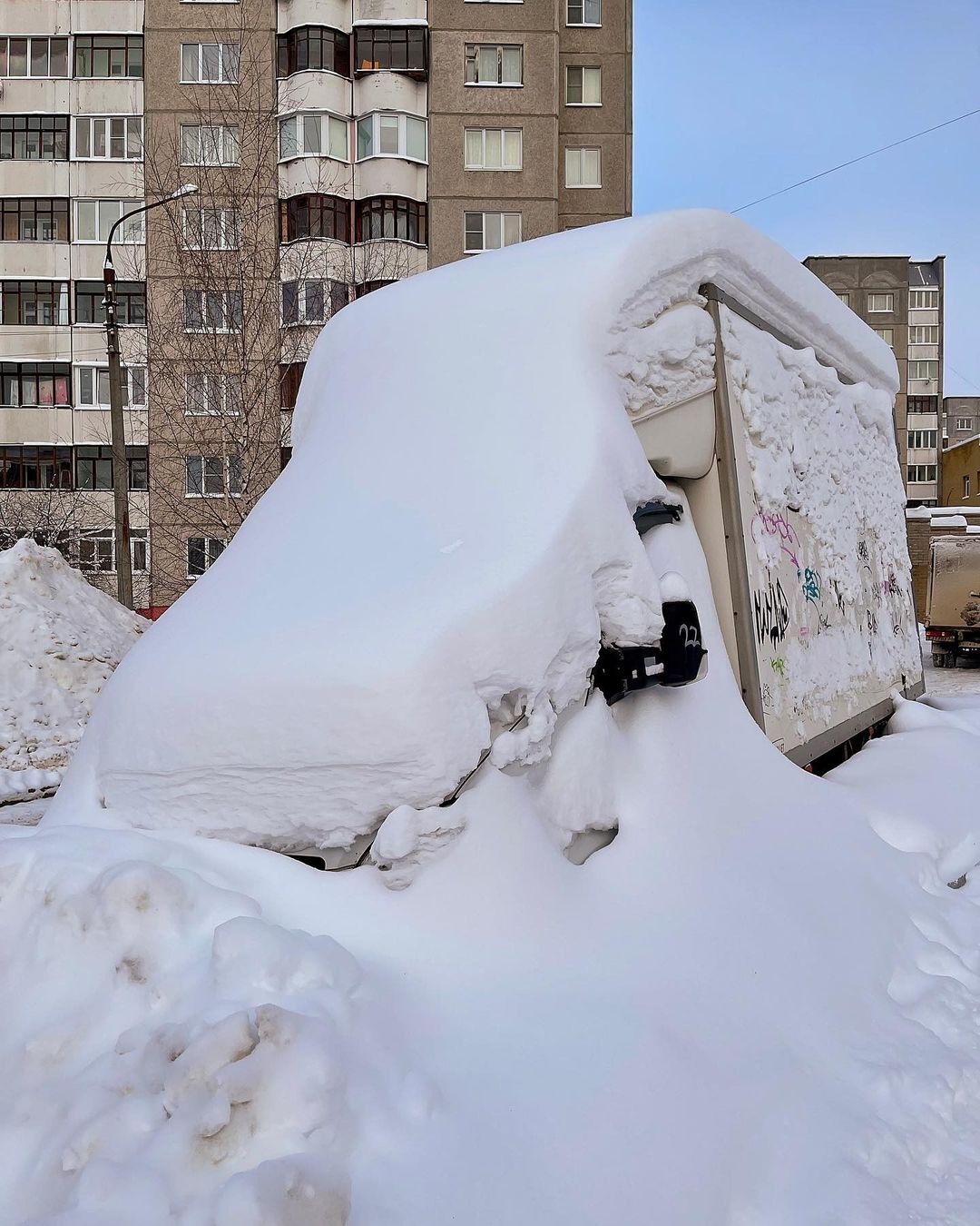Уже несколько дней, как город охватила настоящая снежная стихия. Большинство жалуется, что из-за километровых сугробов им сложно добираться до работы и магазина, гулять с собакой. Кто-то ищет в этом только негатив, а кто-то с кайфом наслаждается зимней сказкой.