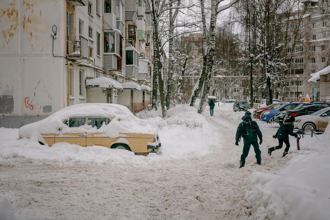 Уже несколько дней, как город охватила настоящая снежная стихия. Большинство жалуется, что из-за километровых сугробов им сложно добираться до работы и магазина, гулять с собакой. Кто-то ищет в этом только негатив, а кто-то с кайфом наслаждается зимней сказкой.