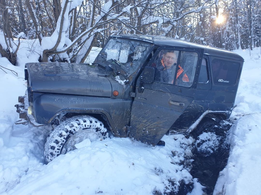 Уже несколько дней, как город охватила настоящая снежная стихия. Большинство жалуется, что из-за километровых сугробов им сложно добираться до работы и магазина, гулять с собакой. Кто-то ищет в этом только негатив, а кто-то с кайфом наслаждается зимней сказкой.