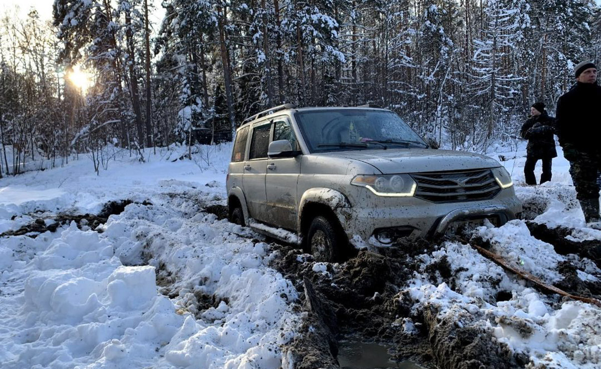 Уже несколько дней, как город охватила настоящая снежная стихия. Большинство жалуется, что из-за километровых сугробов им сложно добираться до работы и магазина, гулять с собакой. Кто-то ищет в этом только негатив, а кто-то с кайфом наслаждается зимней сказкой.