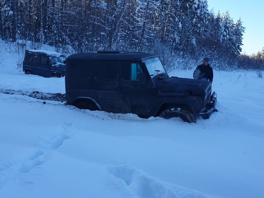 Уже несколько дней, как город охватила настоящая снежная стихия. Большинство жалуется, что из-за километровых сугробов им сложно добираться до работы и магазина, гулять с собакой. Кто-то ищет в этом только негатив, а кто-то с кайфом наслаждается зимней сказкой.