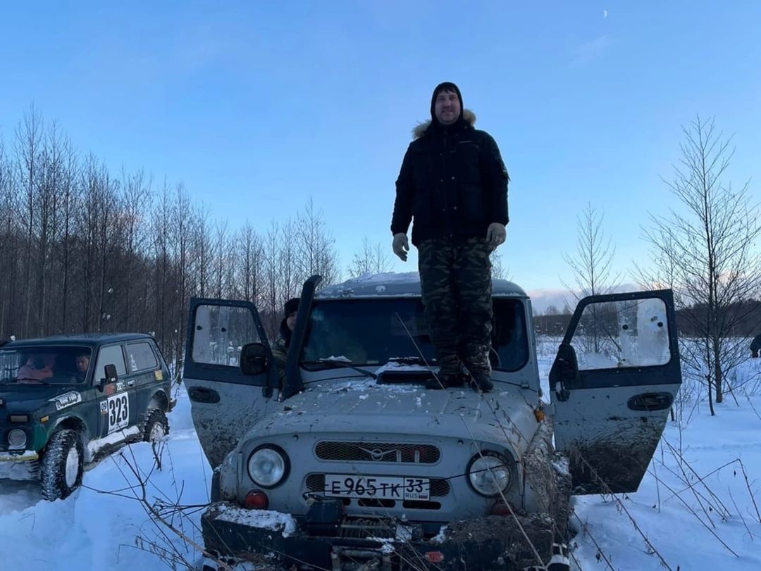 Уже несколько дней, как город охватила настоящая снежная стихия. Большинство жалуется, что из-за километровых сугробов им сложно добираться до работы и магазина, гулять с собакой. Кто-то ищет в этом только негатив, а кто-то с кайфом наслаждается зимней сказкой.