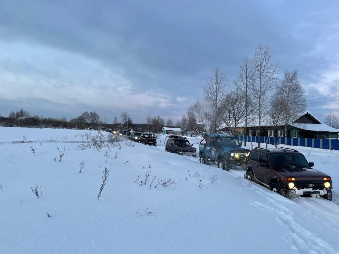 Уже несколько дней, как город охватила настоящая снежная стихия. Большинство жалуется, что из-за километровых сугробов им сложно добираться до работы и магазина, гулять с собакой. Кто-то ищет в этом только негатив, а кто-то с кайфом наслаждается зимней сказкой.