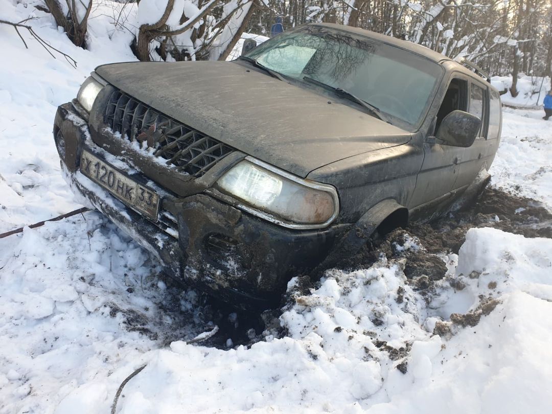 Уже несколько дней, как город охватила настоящая снежная стихия. Большинство жалуется, что из-за километровых сугробов им сложно добираться до работы и магазина, гулять с собакой. Кто-то ищет в этом только негатив, а кто-то с кайфом наслаждается зимней сказкой.