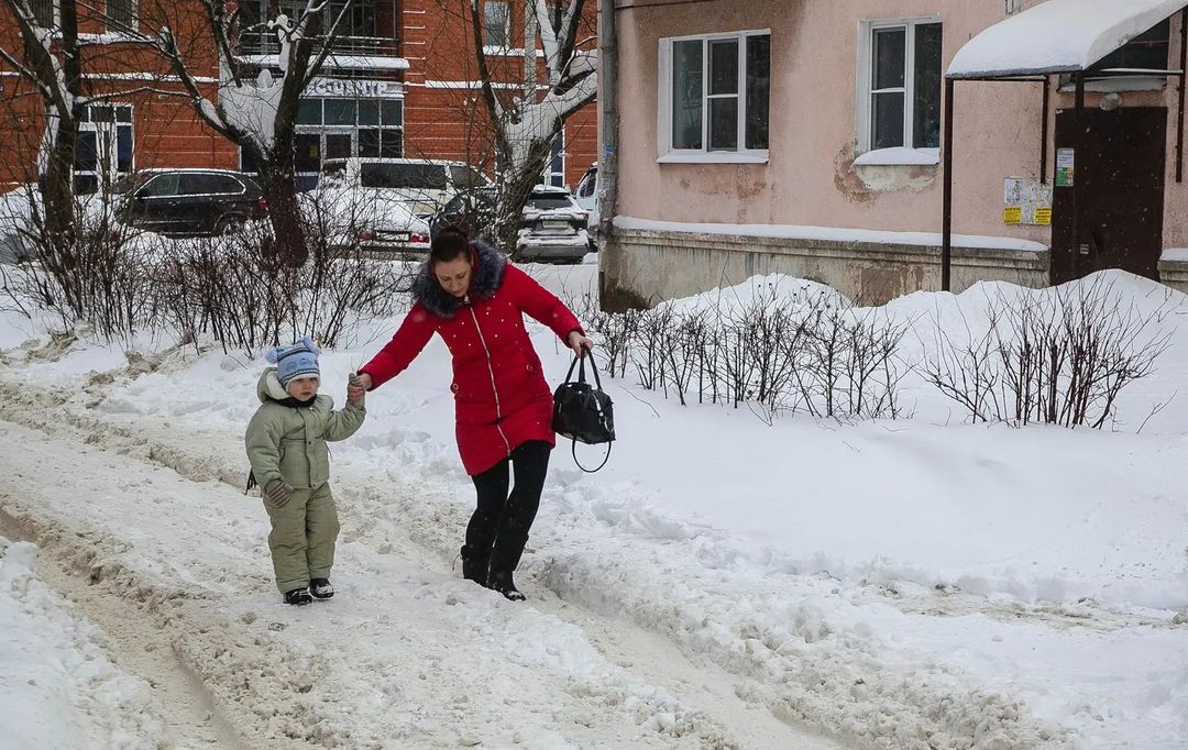 Уже несколько дней, как город охватила настоящая снежная стихия. Большинство жалуется, что из-за километровых сугробов им сложно добираться до работы и магазина, гулять с собакой. Кто-то ищет в этом только негатив, а кто-то с кайфом наслаждается зимней сказкой.