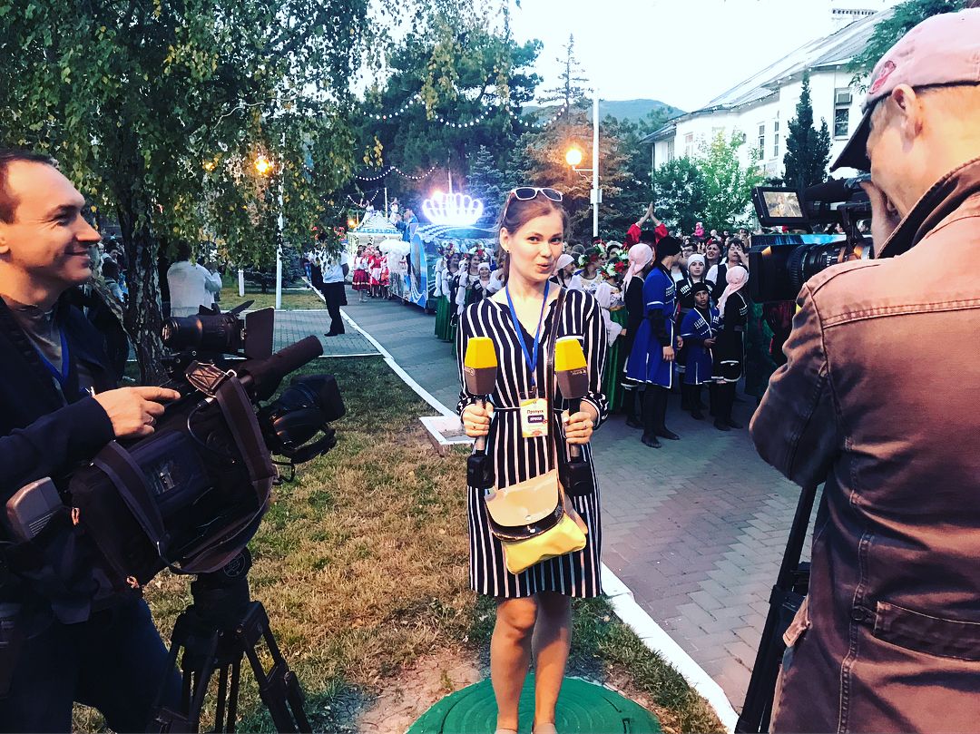 Чтобы работать на федеральном канале, журналисту из Владимира пришлось сбрить бороду и усы. В таком виде его не узнала даже жена. Кстати, она тоже журналист. О телевизионной семье, которая не боится менять города и каналы, мы сегодня и расскажем.