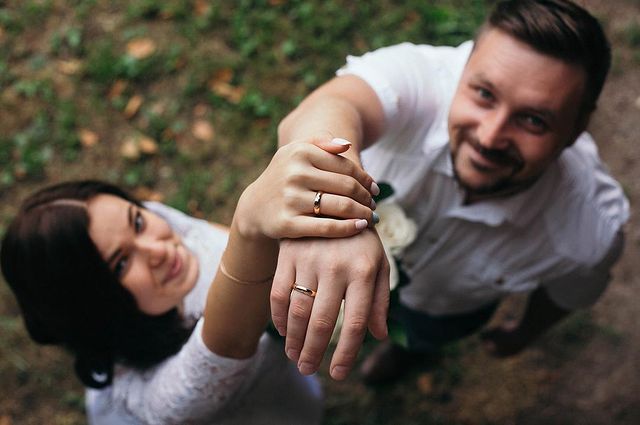 Чтобы работать на федеральном канале, журналисту из Владимира пришлось сбрить бороду и усы. В таком виде его не узнала даже жена. Кстати, она тоже журналист. О телевизионной семье, которая не боится менять города и каналы, мы сегодня и расскажем.