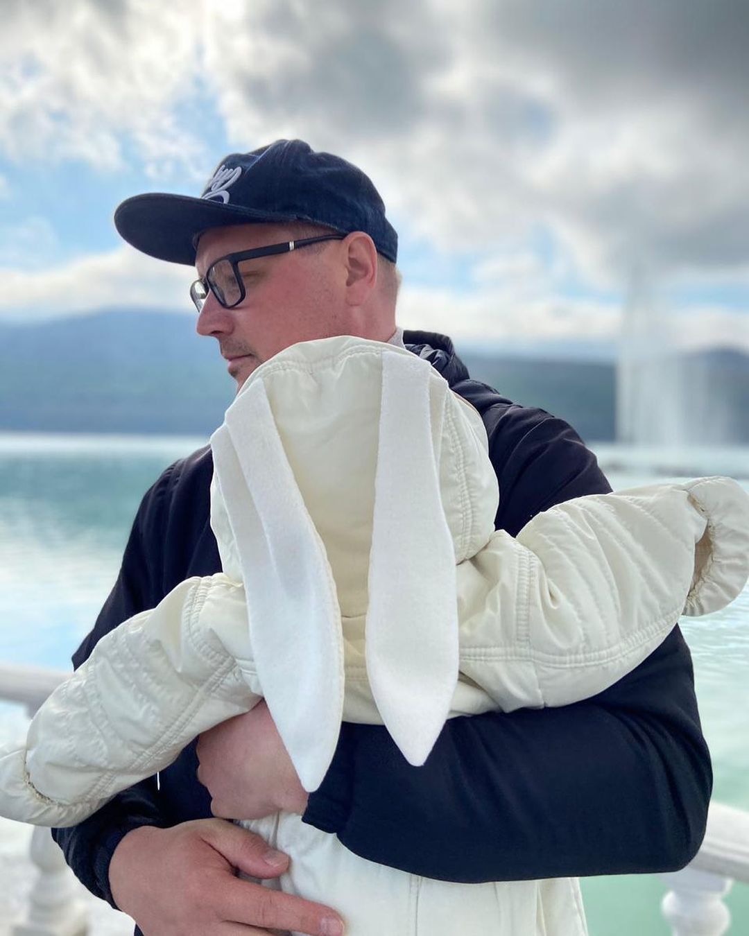 Чтобы работать на федеральном канале, журналисту из Владимира пришлось сбрить бороду и усы. В таком виде его не узнала даже жена. Кстати, она тоже журналист. О телевизионной семье, которая не боится менять города и каналы, мы сегодня и расскажем.