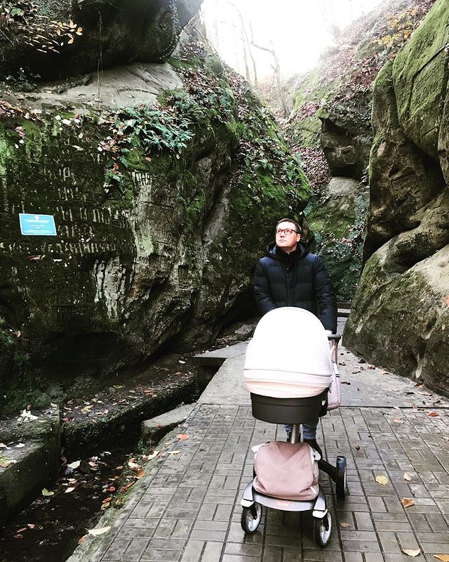 Чтобы работать на федеральном канале, журналисту из Владимира пришлось сбрить бороду и усы. В таком виде его не узнала даже жена. Кстати, она тоже журналист. О телевизионной семье, которая не боится менять города и каналы, мы сегодня и расскажем.