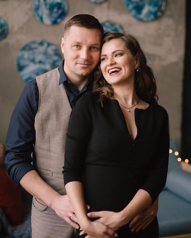 Чтобы работать на федеральном канале, журналисту из Владимира пришлось сбрить бороду и усы. В таком виде его не узнала даже жена. Кстати, она тоже журналист. О телевизионной семье, которая не боится менять города и каналы, мы сегодня и расскажем.