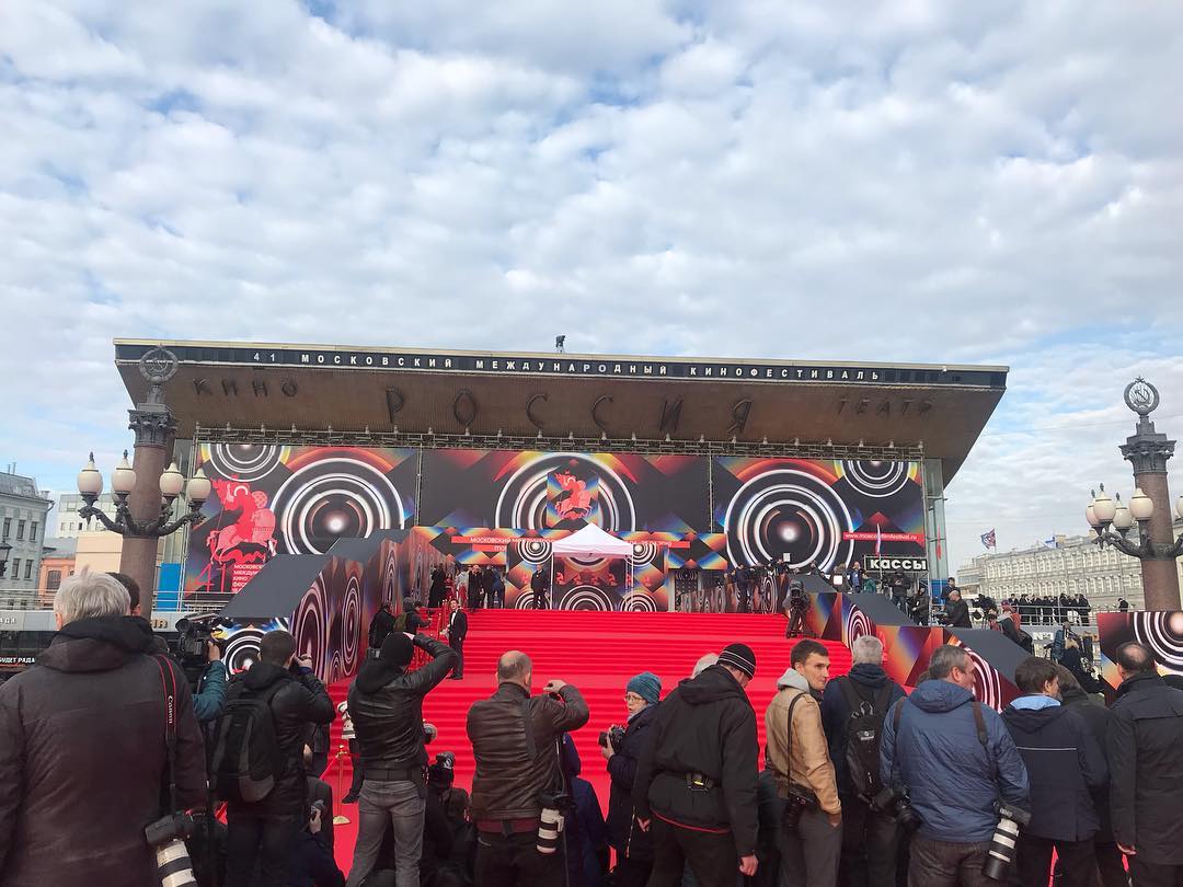 Чтобы работать на федеральном канале, журналисту из Владимира пришлось сбрить бороду и усы. В таком виде его не узнала даже жена. Кстати, она тоже журналист. О телевизионной семье, которая не боится менять города и каналы, мы сегодня и расскажем.