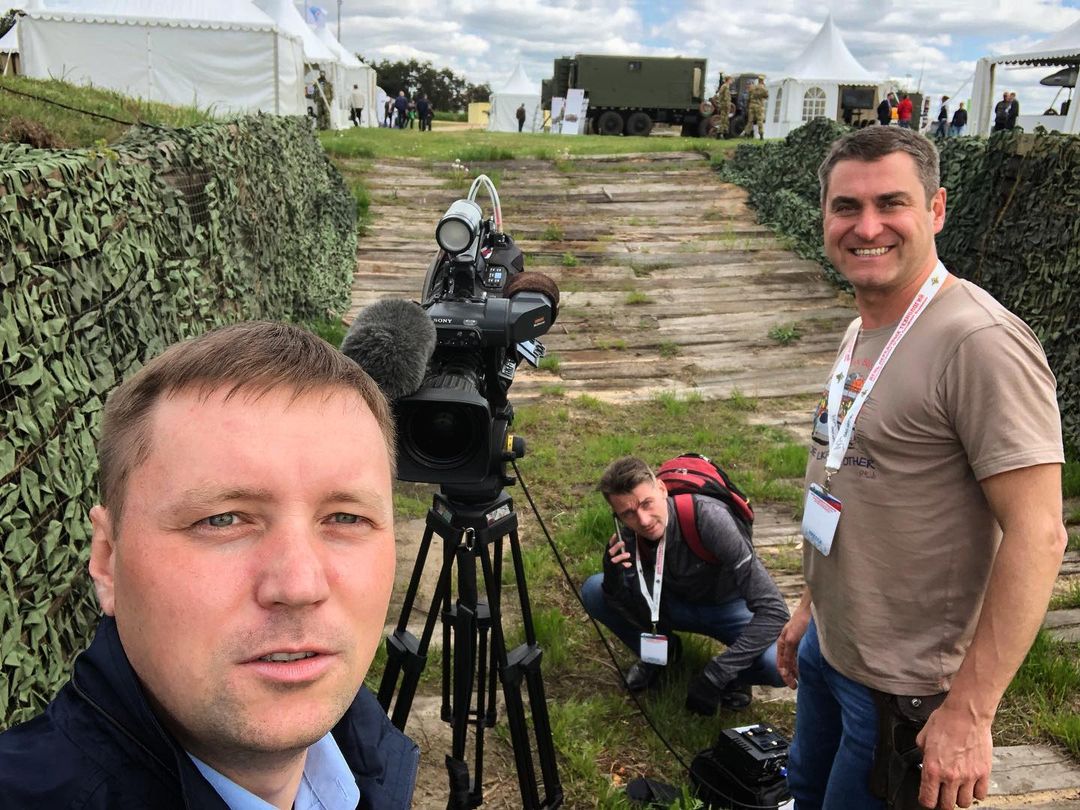 Чтобы работать на федеральном канале, журналисту из Владимира пришлось сбрить бороду и усы. В таком виде его не узнала даже жена. Кстати, она тоже журналист. О телевизионной семье, которая не боится менять города и каналы, мы сегодня и расскажем.