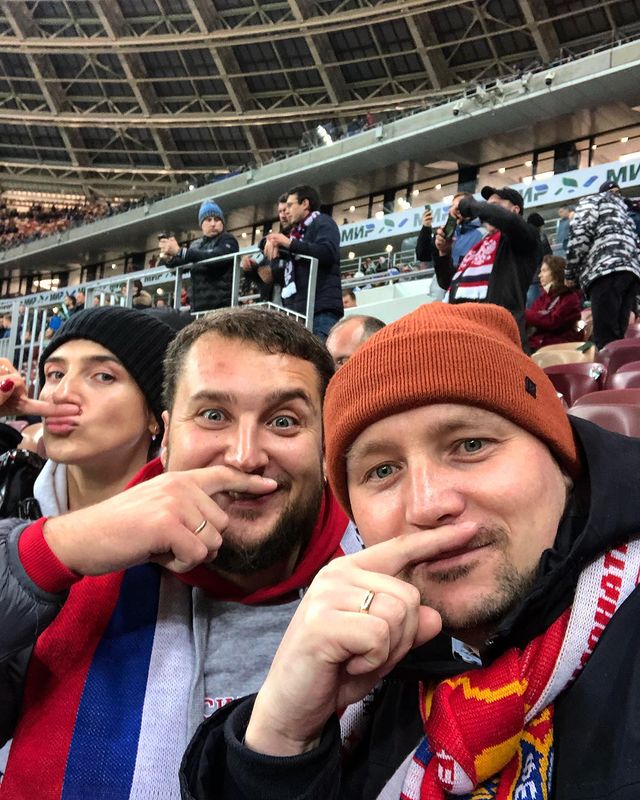 Чтобы работать на федеральном канале, журналисту из Владимира пришлось сбрить бороду и усы. В таком виде его не узнала даже жена. Кстати, она тоже журналист. О телевизионной семье, которая не боится менять города и каналы, мы сегодня и расскажем.