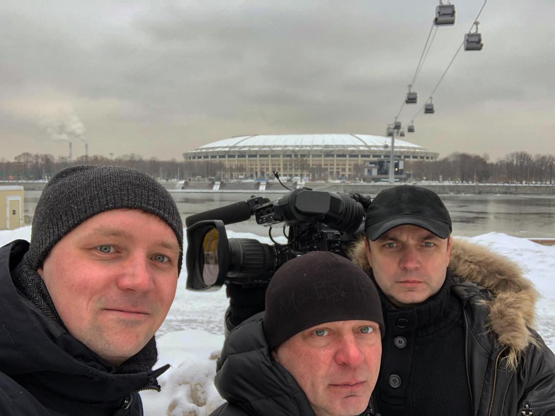 Чтобы работать на федеральном канале, журналисту из Владимира пришлось сбрить бороду и усы. В таком виде его не узнала даже жена. Кстати, она тоже журналист. О телевизионной семье, которая не боится менять города и каналы, мы сегодня и расскажем.