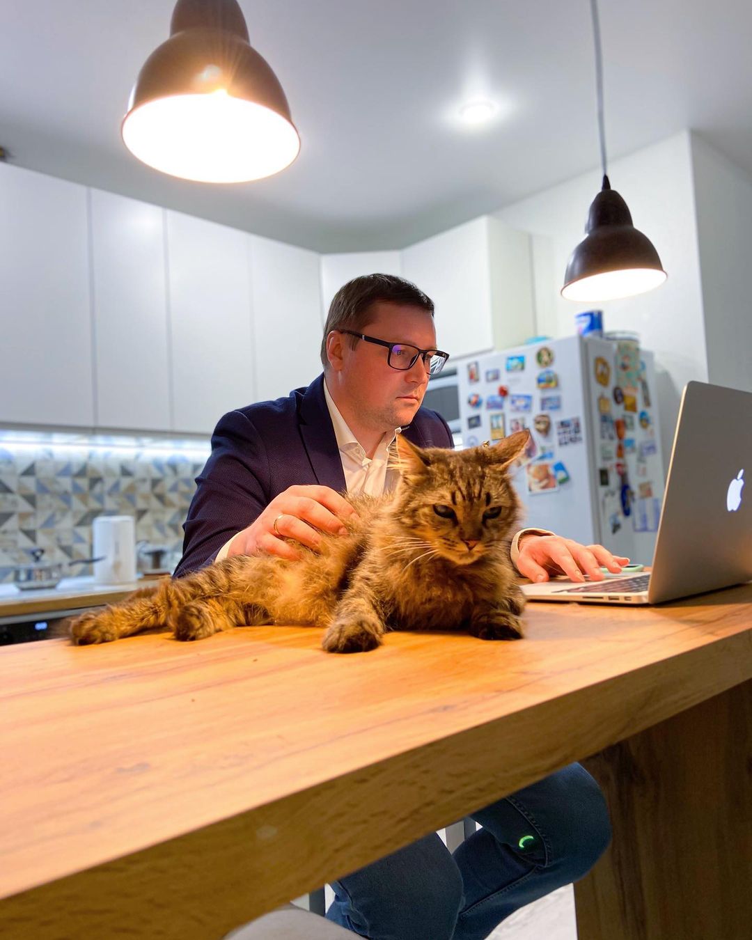 Чтобы работать на федеральном канале, журналисту из Владимира пришлось сбрить бороду и усы. В таком виде его не узнала даже жена. Кстати, она тоже журналист. О телевизионной семье, которая не боится менять города и каналы, мы сегодня и расскажем.