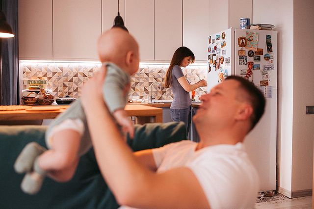 Чтобы работать на федеральном канале, журналисту из Владимира пришлось сбрить бороду и усы. В таком виде его не узнала даже жена. Кстати, она тоже журналист. О телевизионной семье, которая не боится менять города и каналы, мы сегодня и расскажем.