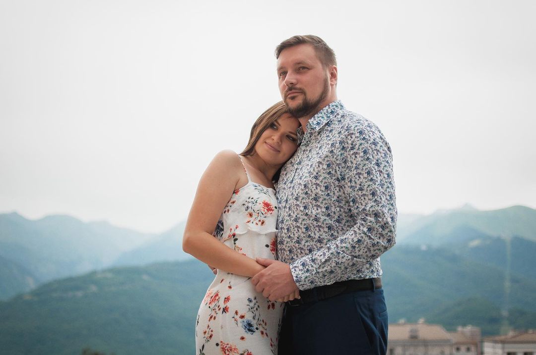 Чтобы работать на федеральном канале, журналисту из Владимира пришлось сбрить бороду и усы. В таком виде его не узнала даже жена. Кстати, она тоже журналист. О телевизионной семье, которая не боится менять города и каналы, мы сегодня и расскажем.