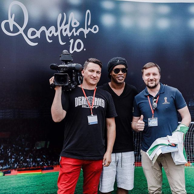 Чтобы работать на федеральном канале, журналисту из Владимира пришлось сбрить бороду и усы. В таком виде его не узнала даже жена. Кстати, она тоже журналист. О телевизионной семье, которая не боится менять города и каналы, мы сегодня и расскажем.