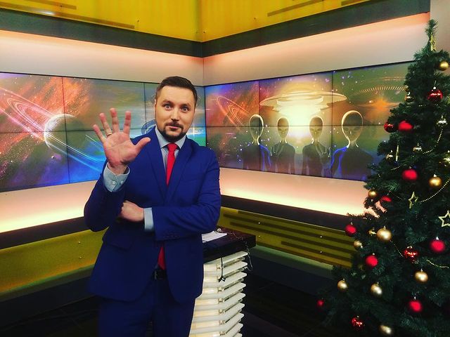 Чтобы работать на федеральном канале, журналисту из Владимира пришлось сбрить бороду и усы. В таком виде его не узнала даже жена. Кстати, она тоже журналист. О телевизионной семье, которая не боится менять города и каналы, мы сегодня и расскажем.