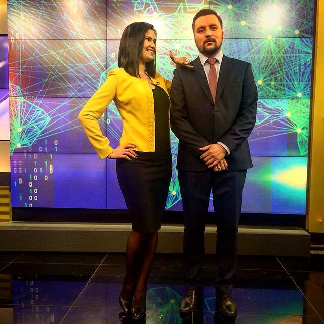 Чтобы работать на федеральном канале, журналисту из Владимира пришлось сбрить бороду и усы. В таком виде его не узнала даже жена. Кстати, она тоже журналист. О телевизионной семье, которая не боится менять города и каналы, мы сегодня и расскажем.