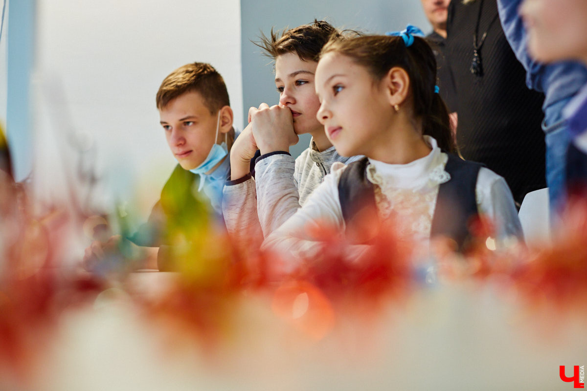 Стекло — материал капризный, чуть что — в дребезги. Но умелые руки мастера творят из него все, что душа пожелает. Хоть Чужого, хоть скелет динозавра. О своей редкой профессии рассказала стеклодув Марина Ушакова.