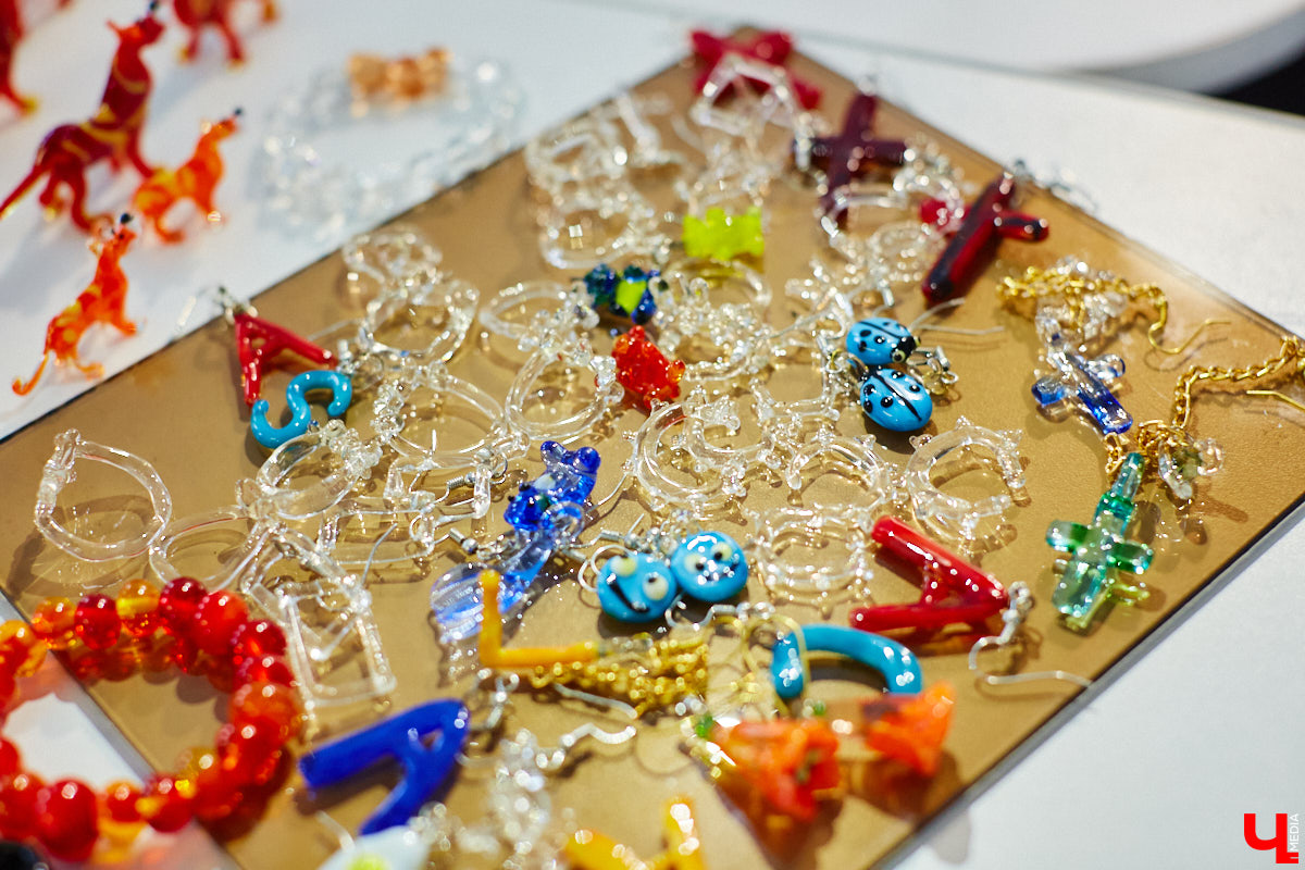 Стекло — материал капризный, чуть что — в дребезги. Но умелые руки мастера творят из него все, что душа пожелает. Хоть Чужого, хоть скелет динозавра. О своей редкой профессии рассказала стеклодув Марина Ушакова.