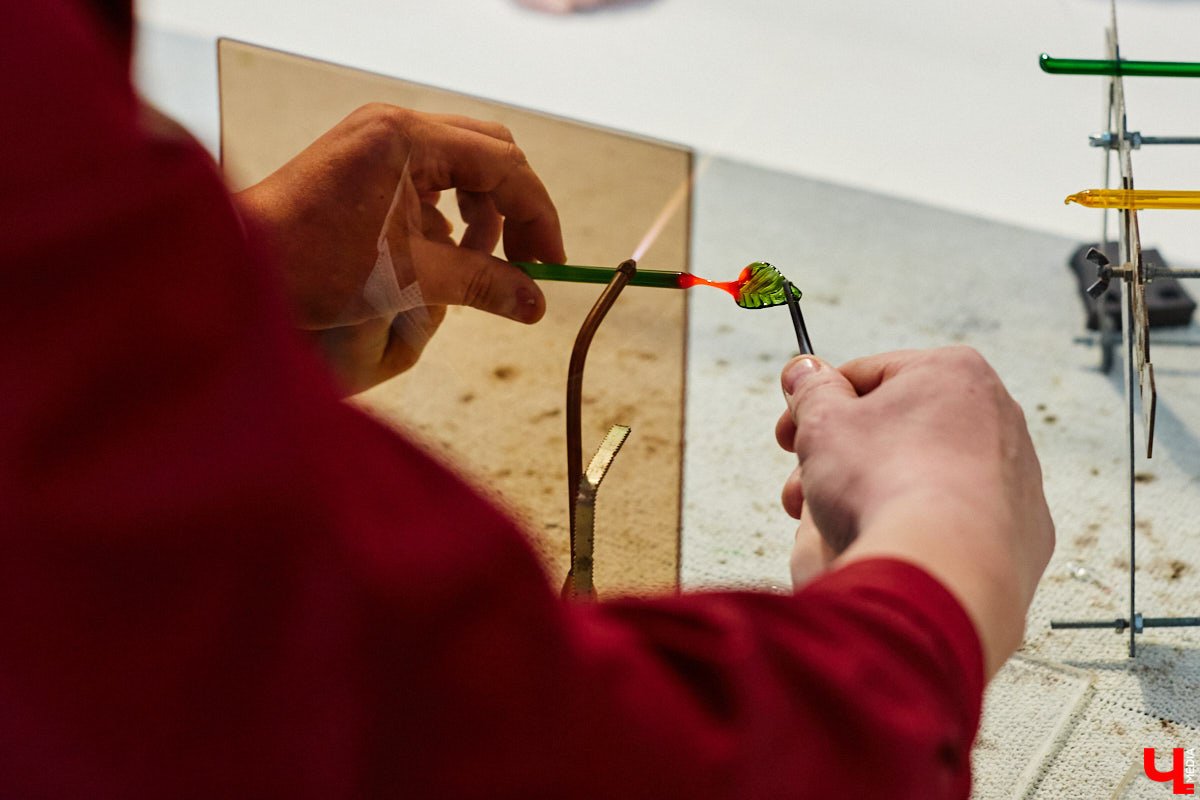 Стекло — материал капризный, чуть что — в дребезги. Но умелые руки мастера творят из него все, что душа пожелает. Хоть Чужого, хоть скелет динозавра. О своей редкой профессии рассказала стеклодув Марина Ушакова.