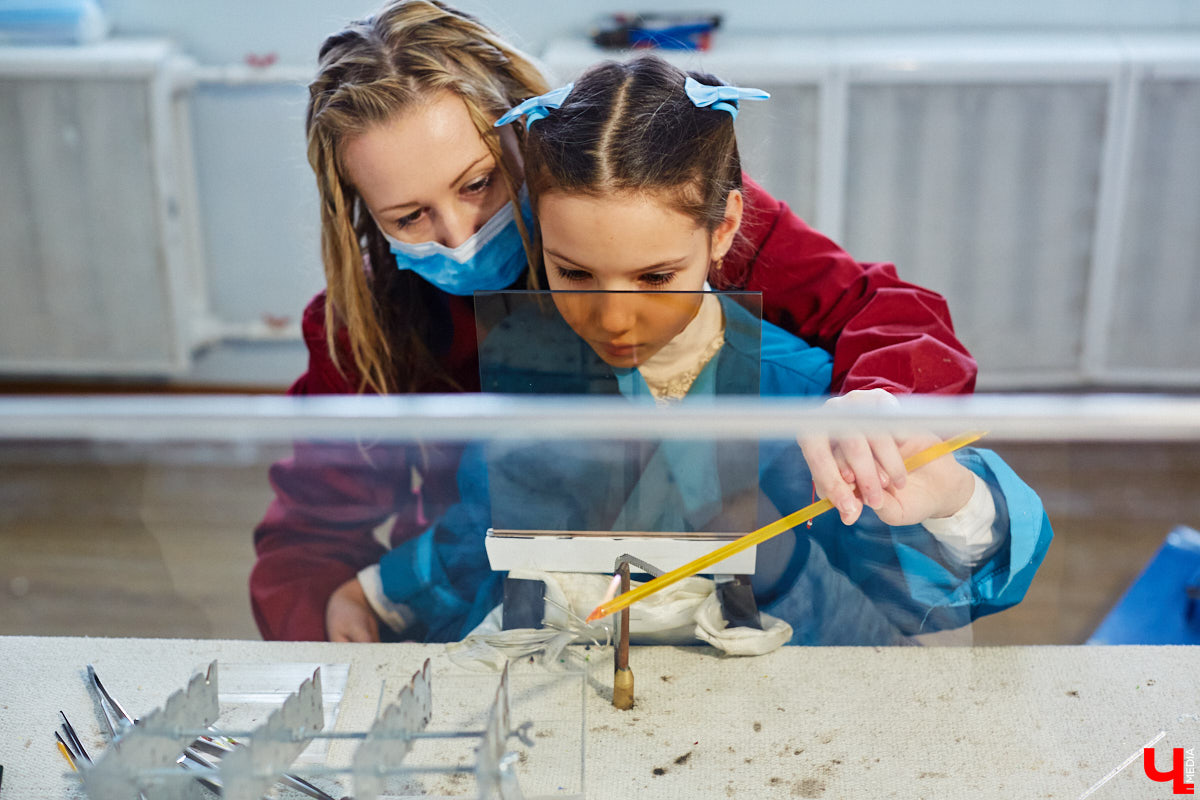 Стекло — материал капризный, чуть что — в дребезги. Но умелые руки мастера творят из него все, что душа пожелает. Хоть Чужого, хоть скелет динозавра. О своей редкой профессии рассказала стеклодув Марина Ушакова.