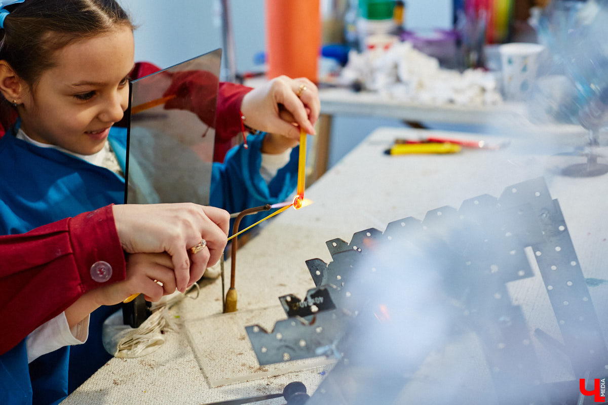 Стекло — материал капризный, чуть что — в дребезги. Но умелые руки мастера творят из него все, что душа пожелает. Хоть Чужого, хоть скелет динозавра. О своей редкой профессии рассказала стеклодув Марина Ушакова.