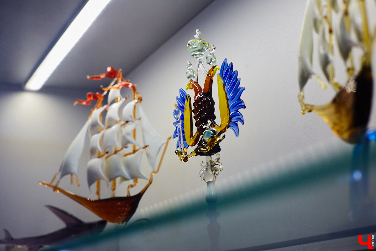 Стекло — материал капризный, чуть что — в дребезги. Но умелые руки мастера творят из него все, что душа пожелает. Хоть Чужого, хоть скелет динозавра. О своей редкой профессии рассказала стеклодув Марина Ушакова.