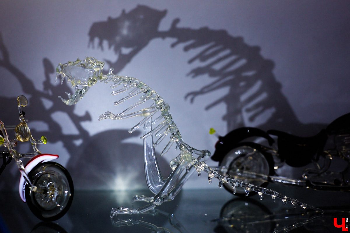 Стекло — материал капризный, чуть что — в дребезги. Но умелые руки мастера творят из него все, что душа пожелает. Хоть Чужого, хоть скелет динозавра. О своей редкой профессии рассказала стеклодув Марина Ушакова.