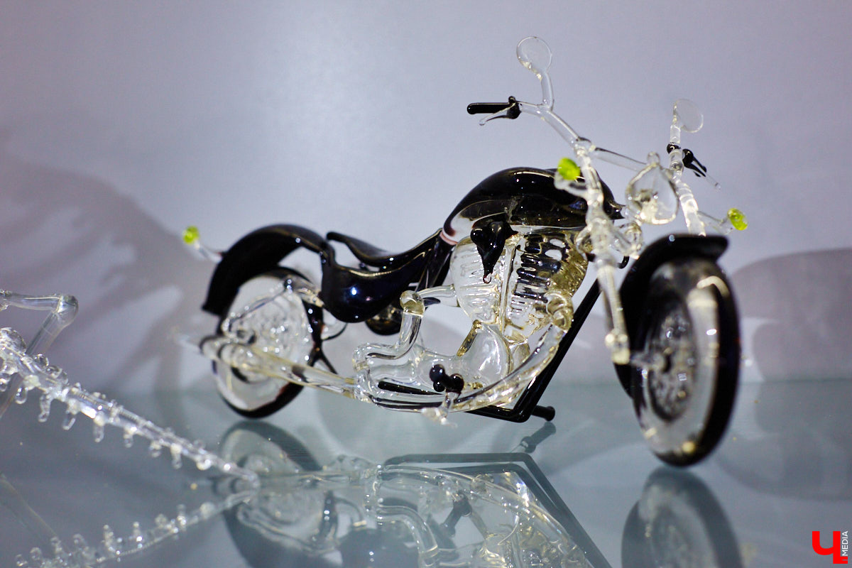 Стекло — материал капризный, чуть что — в дребезги. Но умелые руки мастера творят из него все, что душа пожелает. Хоть Чужого, хоть скелет динозавра. О своей редкой профессии рассказала стеклодув Марина Ушакова.