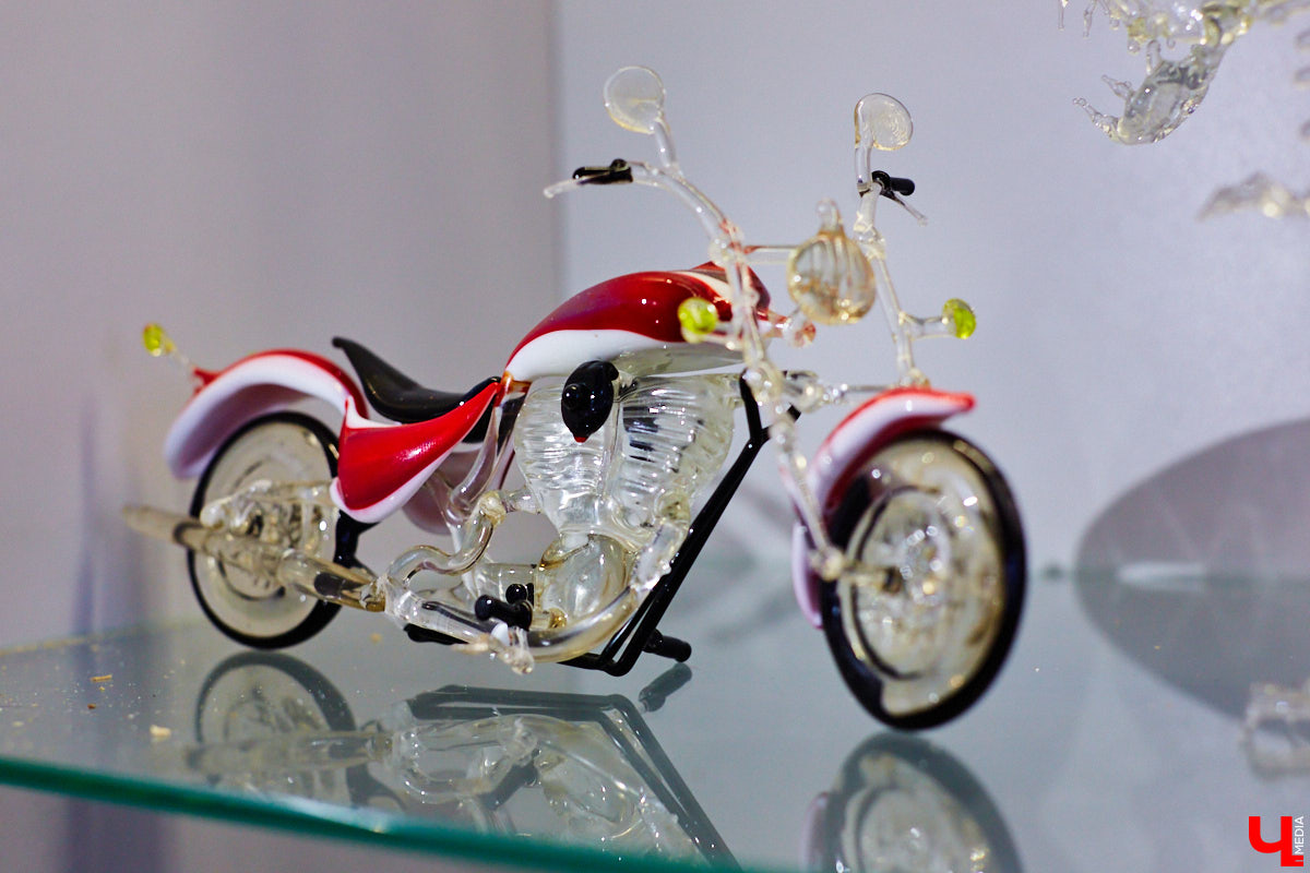 Стекло — материал капризный, чуть что — в дребезги. Но умелые руки мастера творят из него все, что душа пожелает. Хоть Чужого, хоть скелет динозавра. О своей редкой профессии рассказала стеклодув Марина Ушакова.