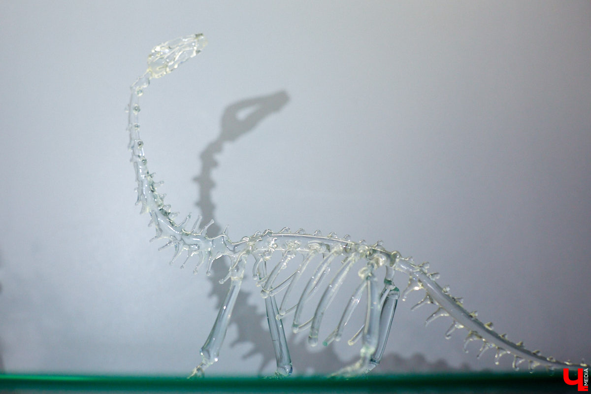 Стекло — материал капризный, чуть что — в дребезги. Но умелые руки мастера творят из него все, что душа пожелает. Хоть Чужого, хоть скелет динозавра. О своей редкой профессии рассказала стеклодув Марина Ушакова.