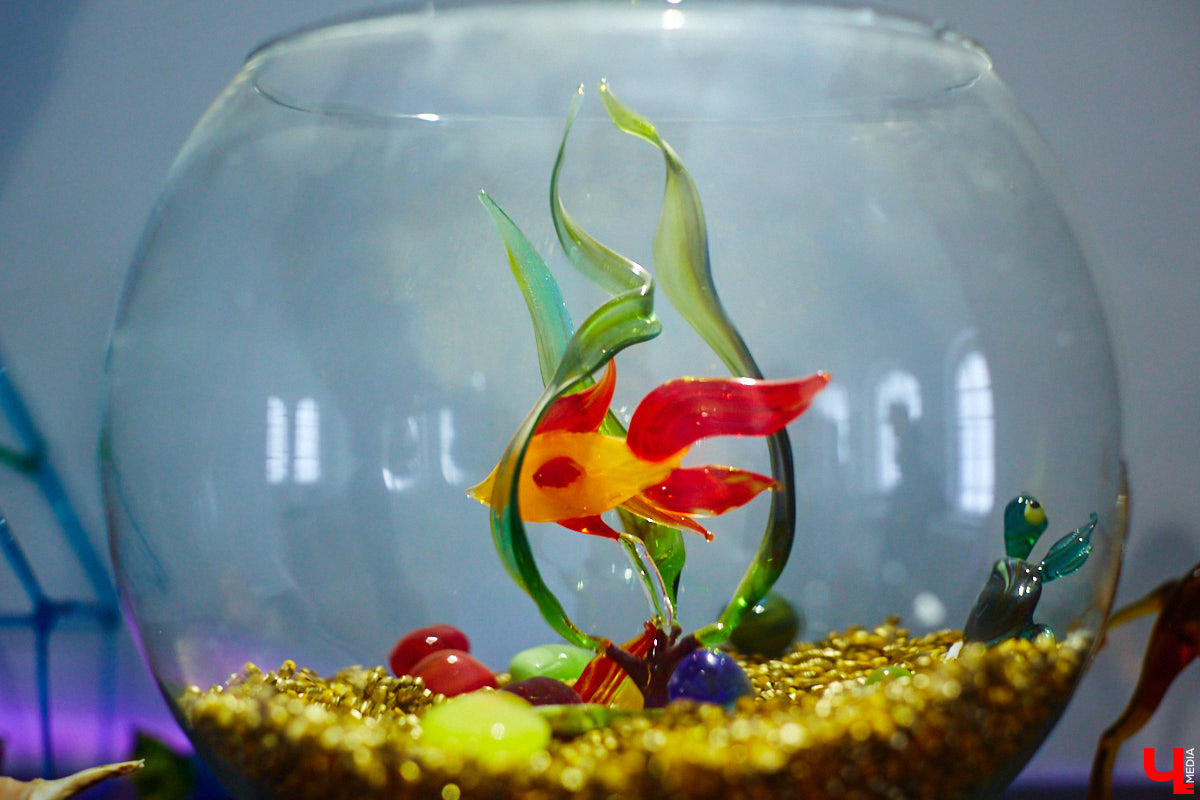 Стекло — материал капризный, чуть что — в дребезги. Но умелые руки мастера творят из него все, что душа пожелает. Хоть Чужого, хоть скелет динозавра. О своей редкой профессии рассказала стеклодув Марина Ушакова.