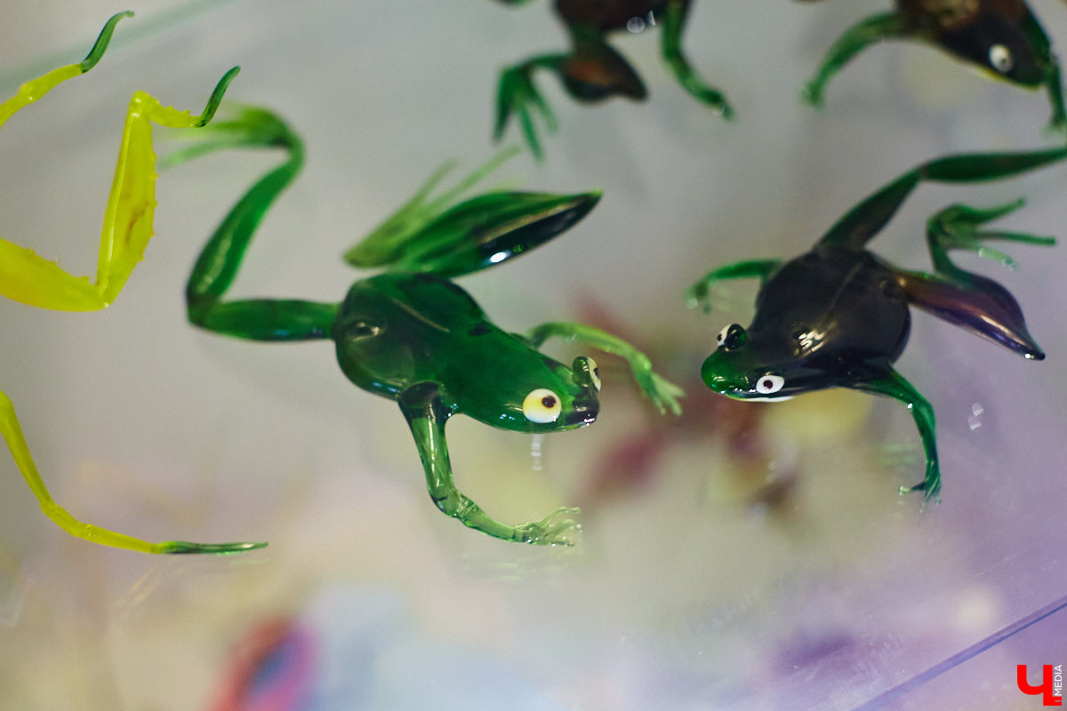 Стекло — материал капризный, чуть что — в дребезги. Но умелые руки мастера творят из него все, что душа пожелает. Хоть Чужого, хоть скелет динозавра. О своей редкой профессии рассказала стеклодув Марина Ушакова.