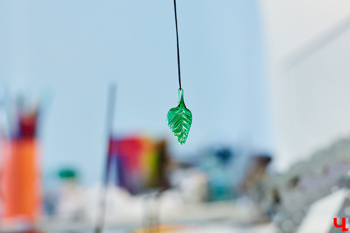 Стекло — материал капризный, чуть что — в дребезги. Но умелые руки мастера творят из него все, что душа пожелает. Хоть Чужого, хоть скелет динозавра. О своей редкой профессии рассказала стеклодув Марина Ушакова.