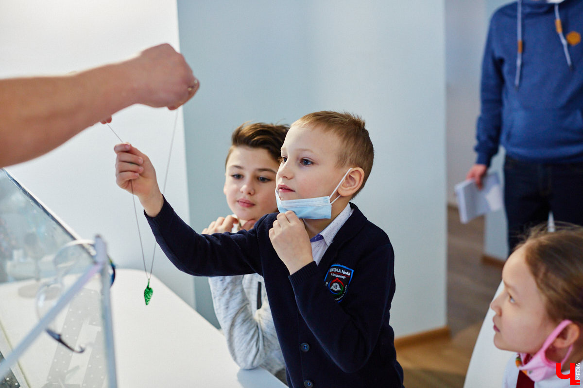 Стекло — материал капризный, чуть что — в дребезги. Но умелые руки мастера творят из него все, что душа пожелает. Хоть Чужого, хоть скелет динозавра. О своей редкой профессии рассказала стеклодув Марина Ушакова.