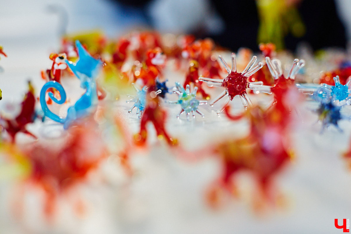 Стекло — материал капризный, чуть что — в дребезги. Но умелые руки мастера творят из него все, что душа пожелает. Хоть Чужого, хоть скелет динозавра. О своей редкой профессии рассказала стеклодув Марина Ушакова.