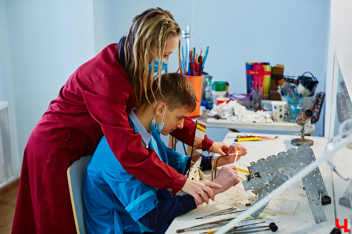 Стекло — материал капризный, чуть что — в дребезги. Но умелые руки мастера творят из него все, что душа пожелает. Хоть Чужого, хоть скелет динозавра. О своей редкой профессии рассказала стеклодув Марина Ушакова.