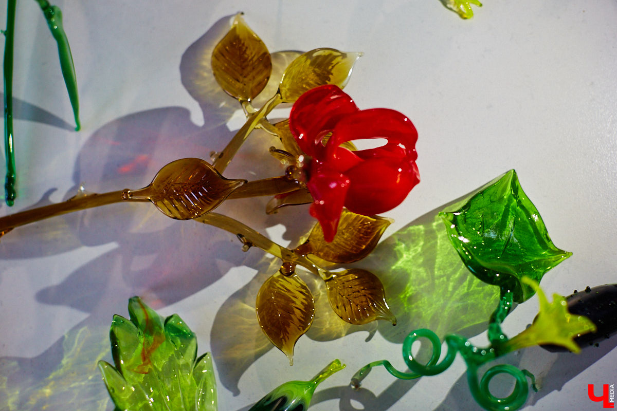 Стекло — материал капризный, чуть что — в дребезги. Но умелые руки мастера творят из него все, что душа пожелает. Хоть Чужого, хоть скелет динозавра. О своей редкой профессии рассказала стеклодув Марина Ушакова.