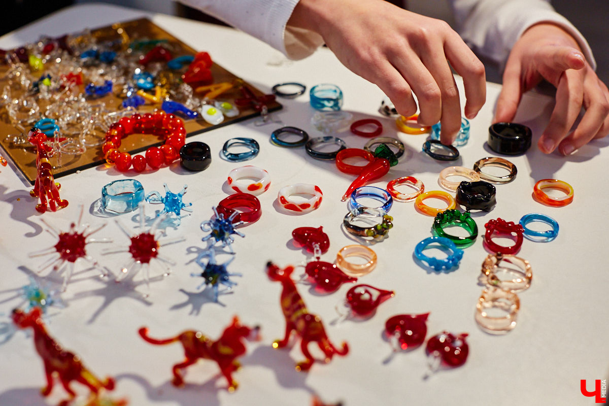 Стекло — материал капризный, чуть что — в дребезги. Но умелые руки мастера творят из него все, что душа пожелает. Хоть Чужого, хоть скелет динозавра. О своей редкой профессии рассказала стеклодув Марина Ушакова.