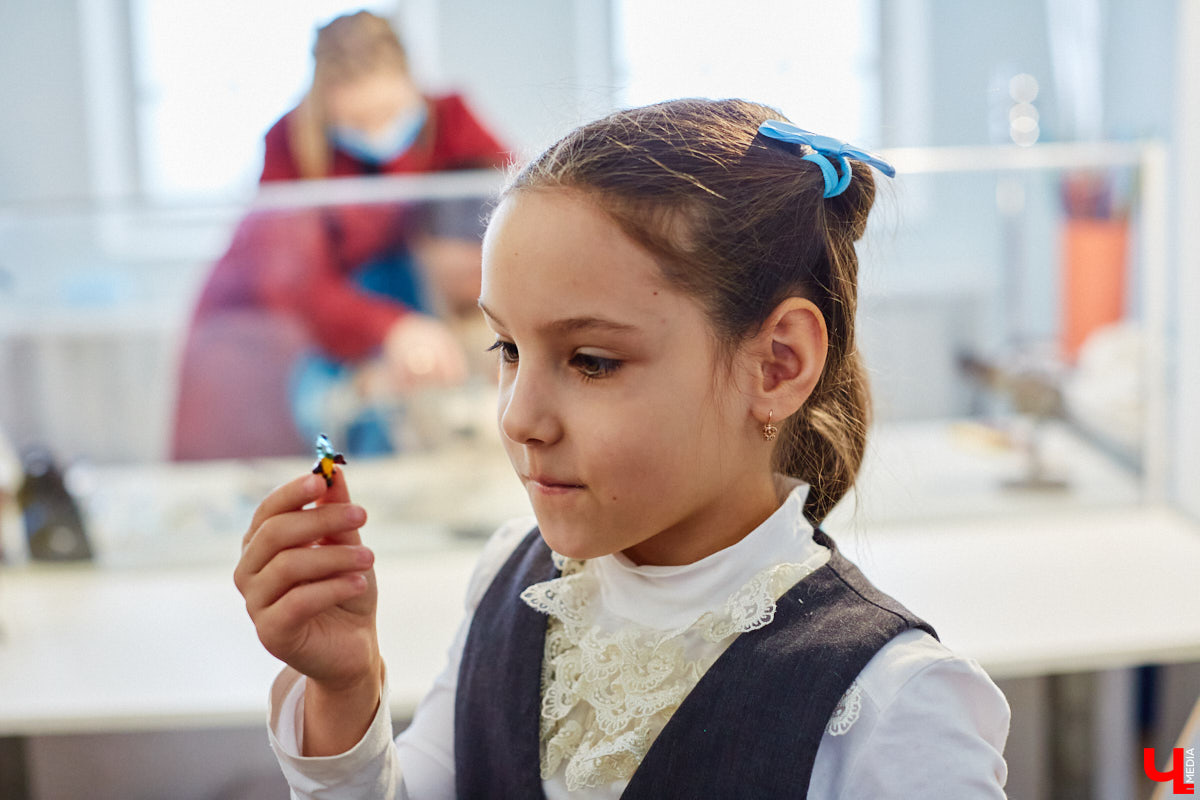 Стекло — материал капризный, чуть что — в дребезги. Но умелые руки мастера творят из него все, что душа пожелает. Хоть Чужого, хоть скелет динозавра. О своей редкой профессии рассказала стеклодув Марина Ушакова.