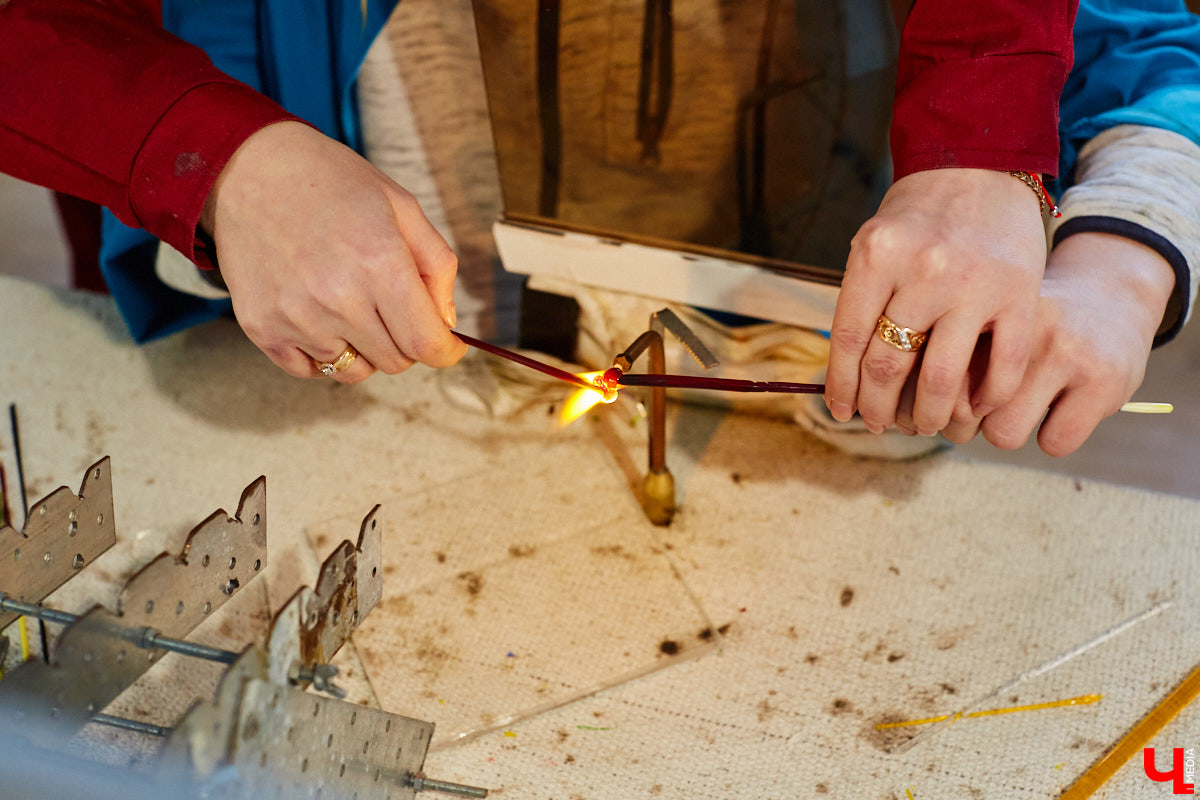 Стекло — материал капризный, чуть что — в дребезги. Но умелые руки мастера творят из него все, что душа пожелает. Хоть Чужого, хоть скелет динозавра. О своей редкой профессии рассказала стеклодув Марина Ушакова.