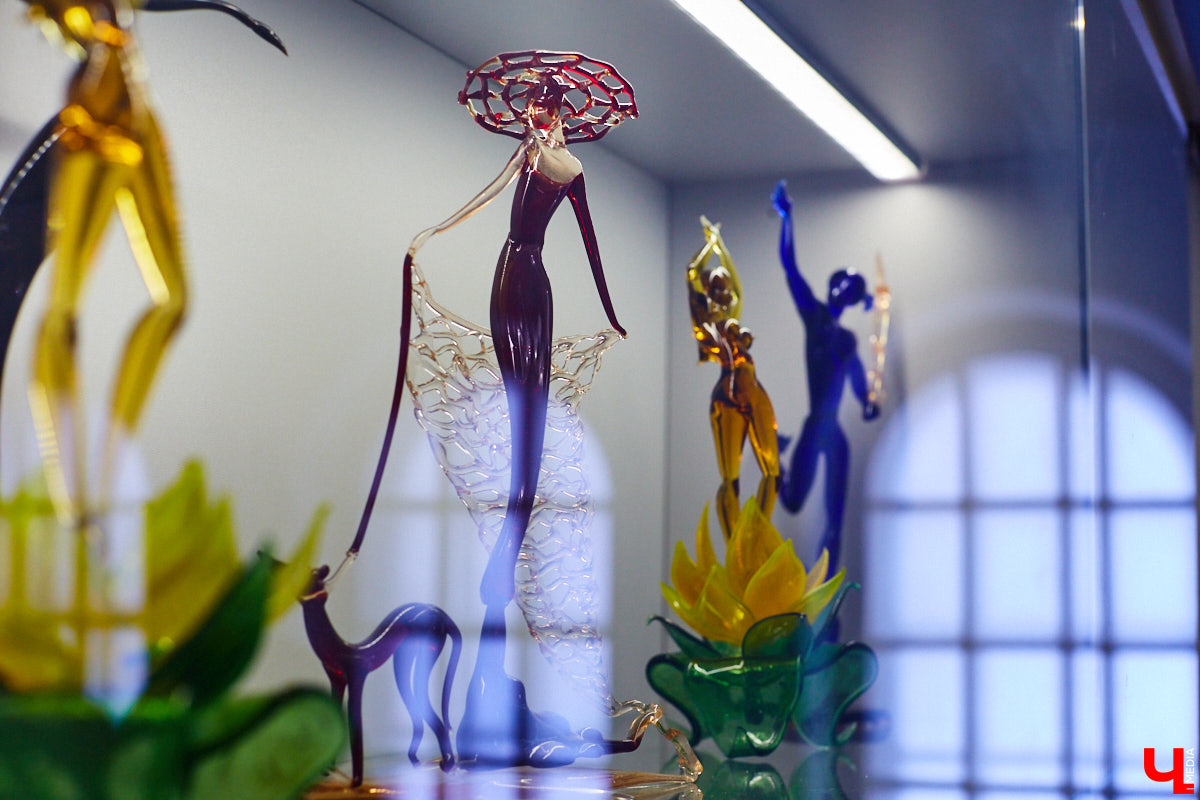 Стекло — материал капризный, чуть что — в дребезги. Но умелые руки мастера творят из него все, что душа пожелает. Хоть Чужого, хоть скелет динозавра. О своей редкой профессии рассказала стеклодув Марина Ушакова.
