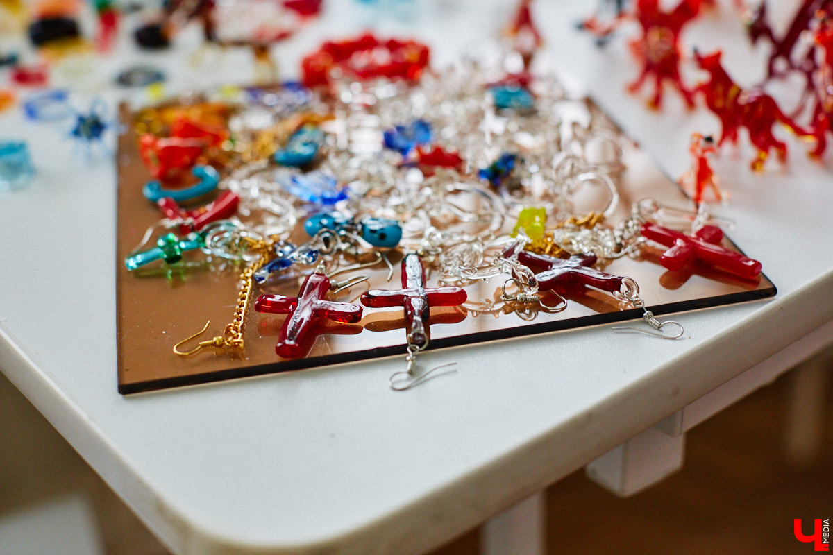 Стекло — материал капризный, чуть что — в дребезги. Но умелые руки мастера творят из него все, что душа пожелает. Хоть Чужого, хоть скелет динозавра. О своей редкой профессии рассказала стеклодув Марина Ушакова.