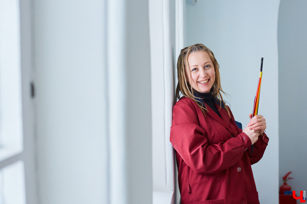 Стекло — материал капризный, чуть что — в дребезги. Но умелые руки мастера творят из него все, что душа пожелает. Хоть Чужого, хоть скелет динозавра. О своей редкой профессии рассказала стеклодув Марина Ушакова.